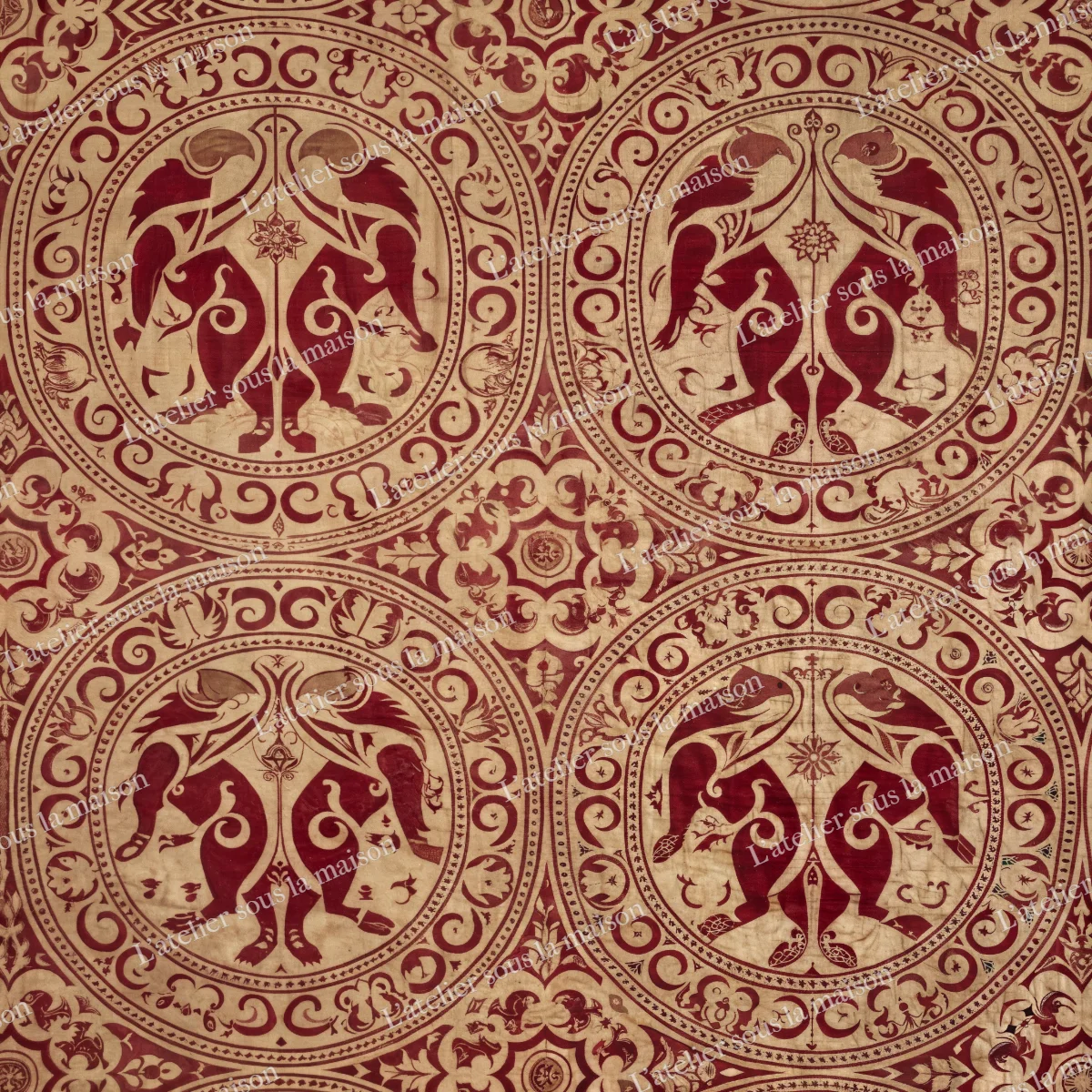 Paires de griffons affrontés dans de grands médaillons, rouge garance et or pâle.