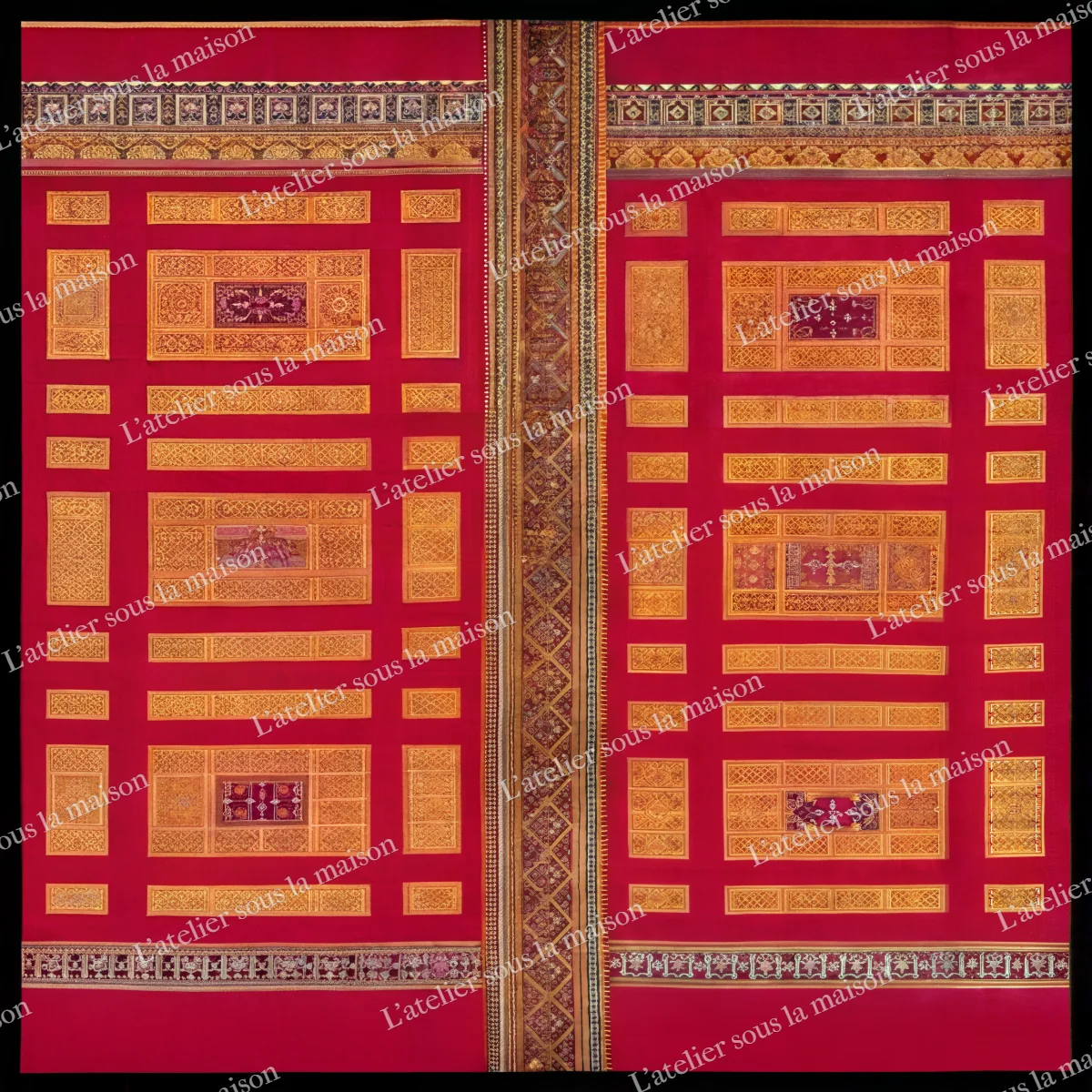 Bandes et carrés rouge, orangé et or, rythmés par une large bande verticale à petits motifs.