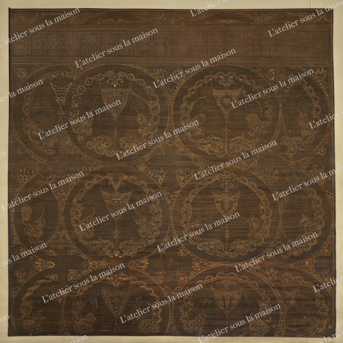 Grands médaillons à motifs dorés sur fond brun olive, avec des traces de rouge.
