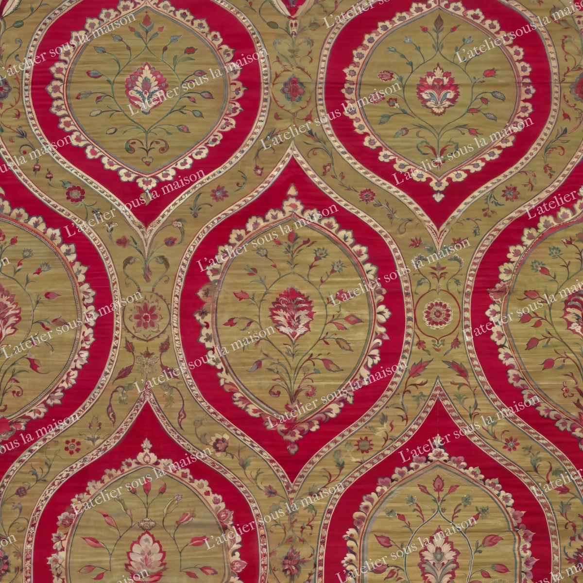 Médaillons ogivaux crème et or, ourlés de rouge framboise, en treillis continu.