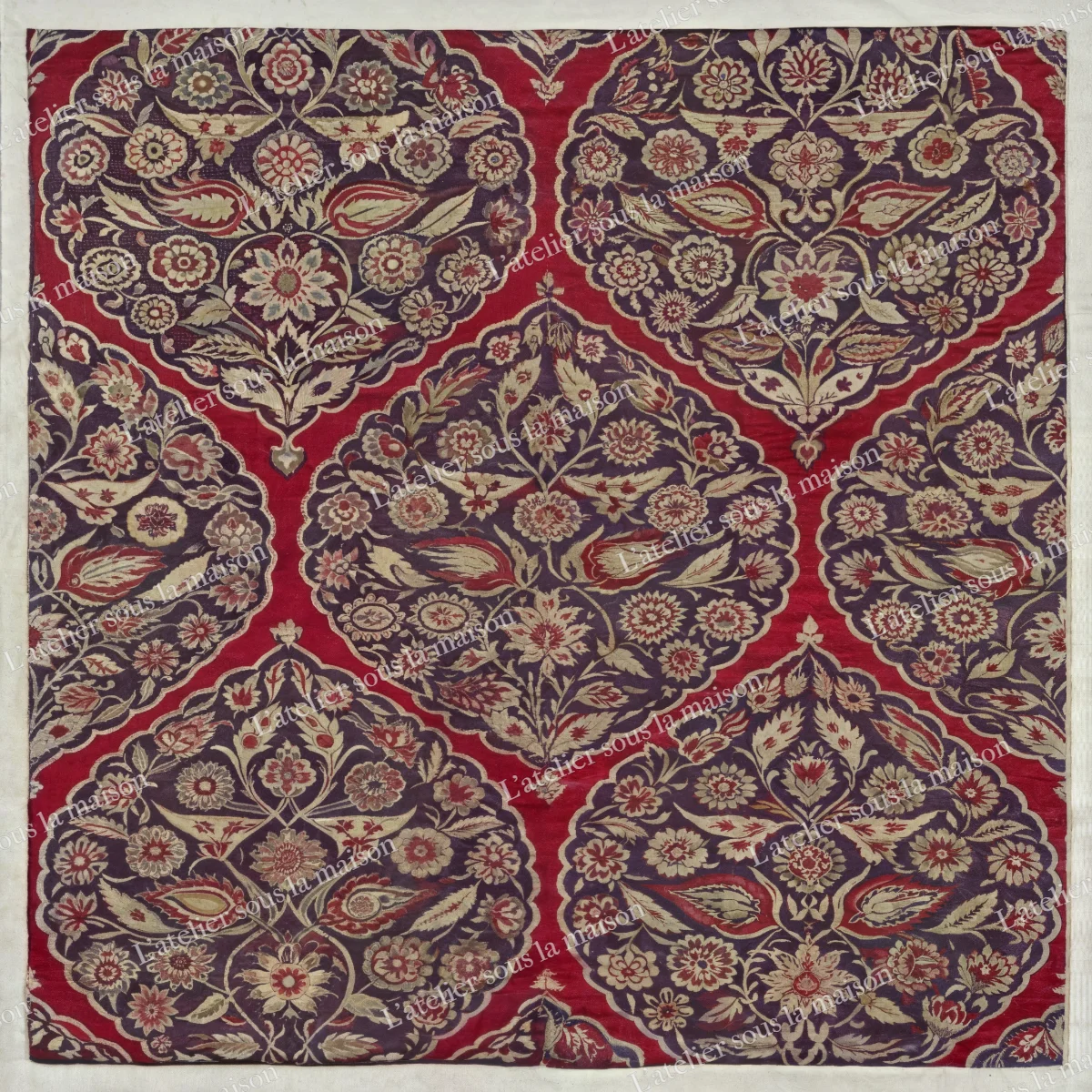 Médaillons ogivaux bordés de rouge, emplis de fleurs et de feuillages sur fond sombre.