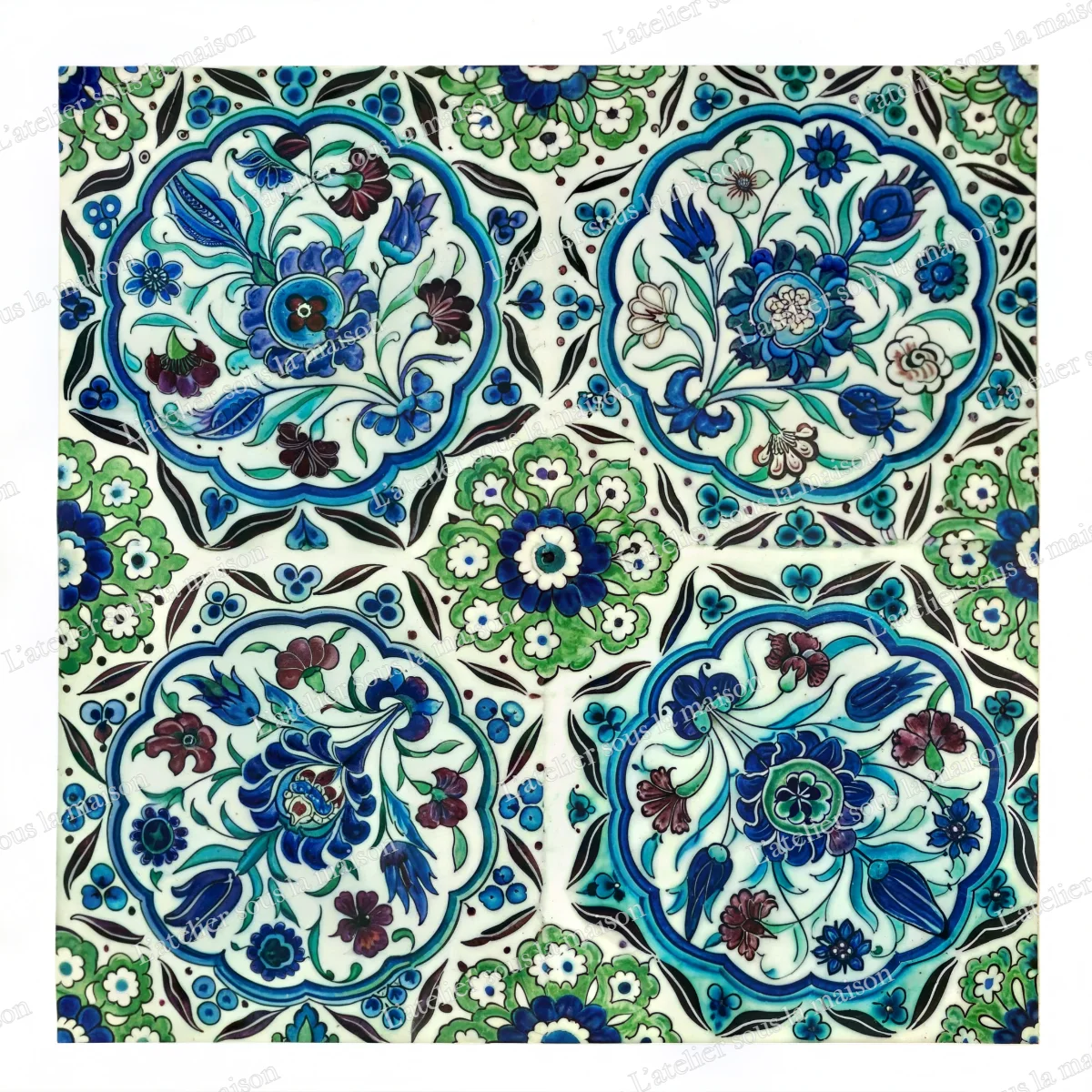 Quatre carreaux formant des rosaces bleues fleuries, sur fond blanc et vert.