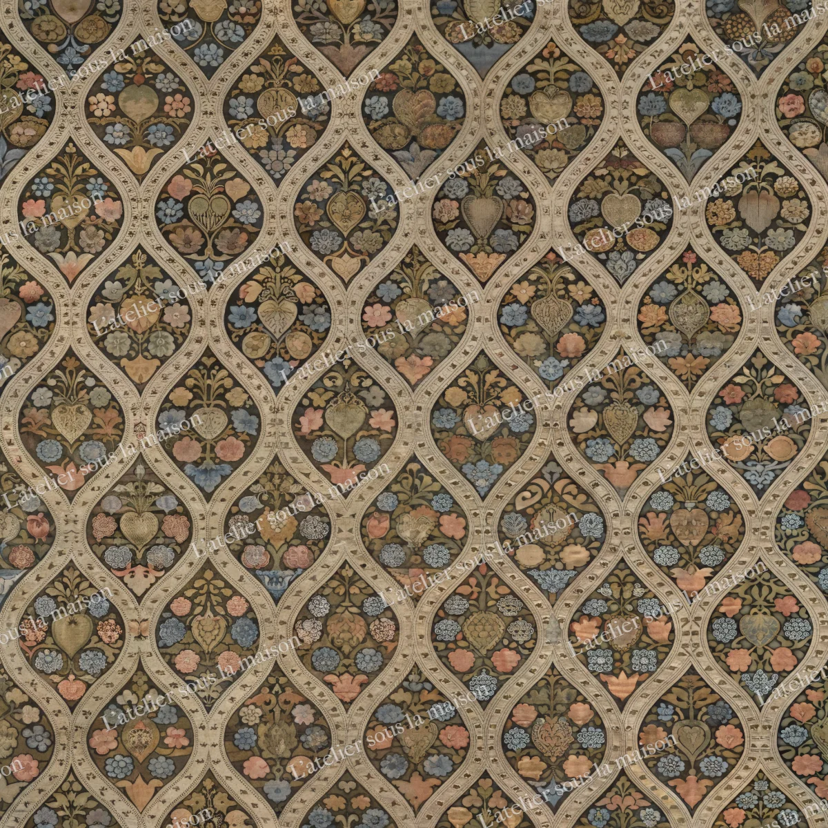 Petits médaillons ogivaux fleuris, vert, bleu et argent, en treillis serré.
