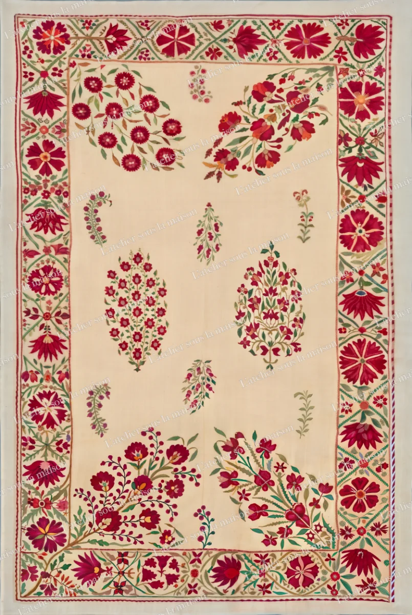 Rosaces et gerbes de fleurs rouges brodées sur fond écru, dans une large bordure fleurie.